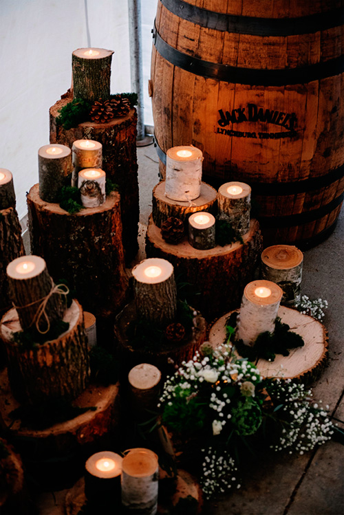 Decora la boda con velas y troncos
