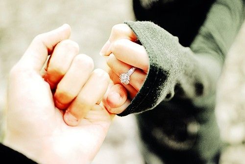 Foto con tu anillo de compromiso, tomándote de la mano con tu novio
