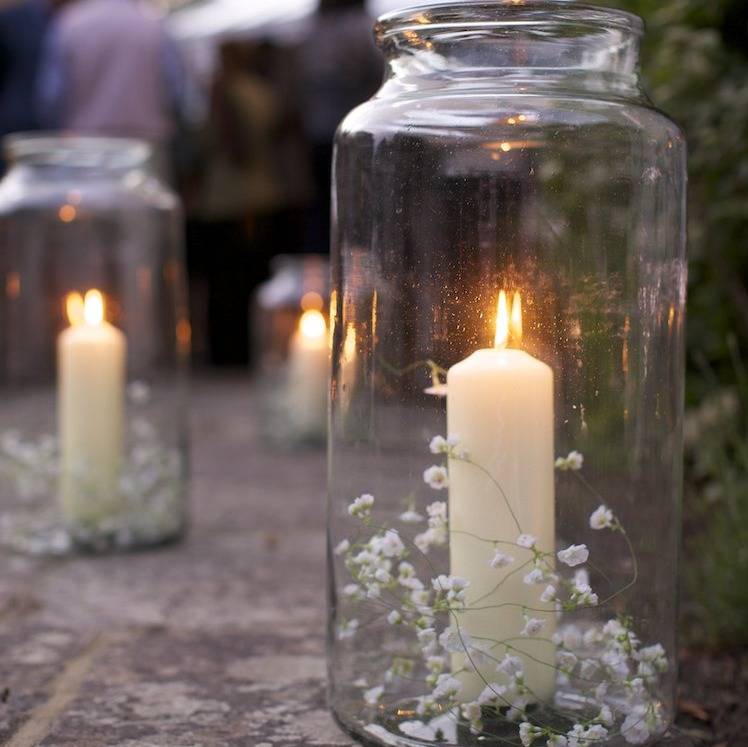 Velas en frascos de cristal | Decora e ilumina la boda con velas