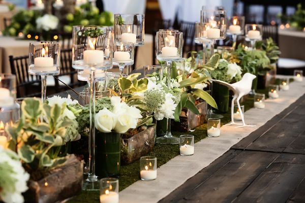 Velas sobre las mesas de la boda