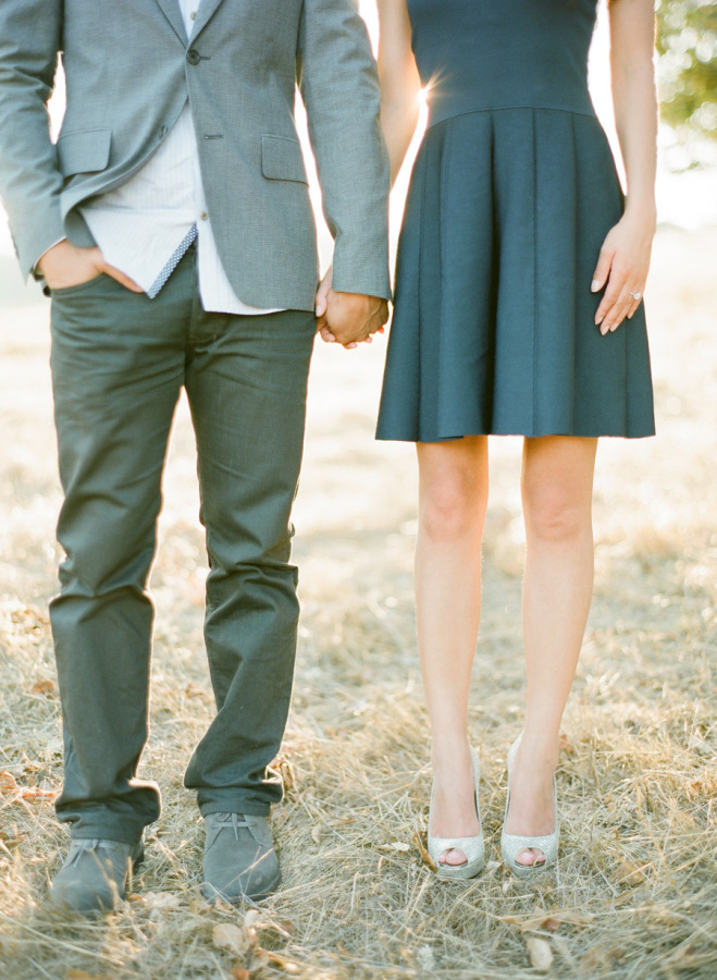 Novios con vestimenta semi-formal