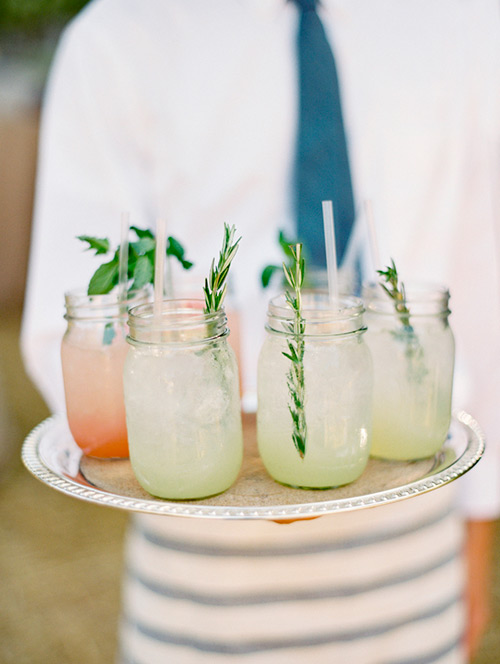 Bebidas para la boda en frascos de vidrio