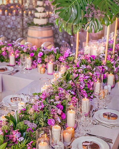 Decoración de flores moradas para las mesas de los invitados