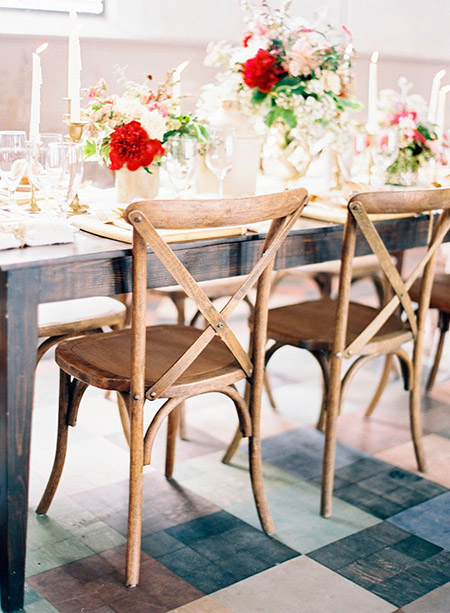 Sillas cruz para complementar la decoración de las mesas de los invitados