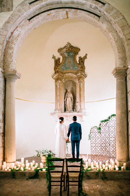 Los novios ofrecen a la Virgen María un ramo de flores para pedir su protección