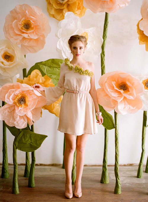 Idea de escenario de flores gigantes de papel para las fotos de boda