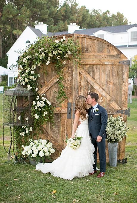 Puertas de madera rústica como  fondo para fotos en la boda