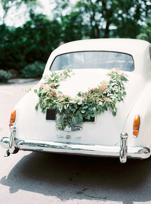 Guirnalda de hojas para decorar el auto de los novios