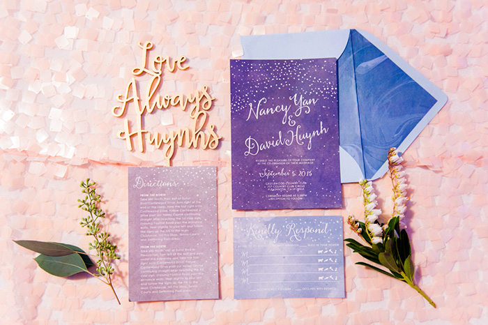 Combinación Ultra Violet para las invitaciones de boda