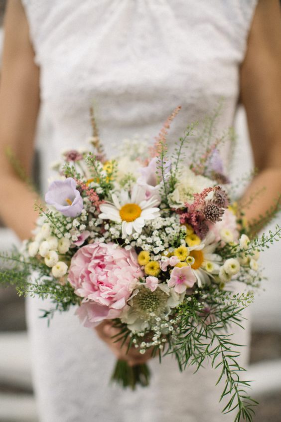 Ramo de novia natural con flores silvestres