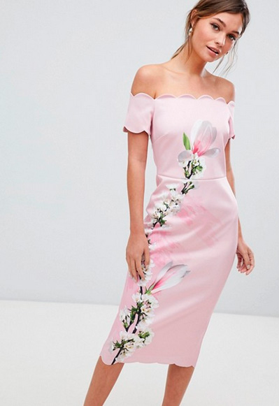 Vestido rosa con flores para las damas