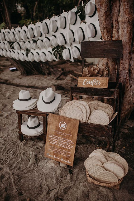 Sombreros para invitados en playa