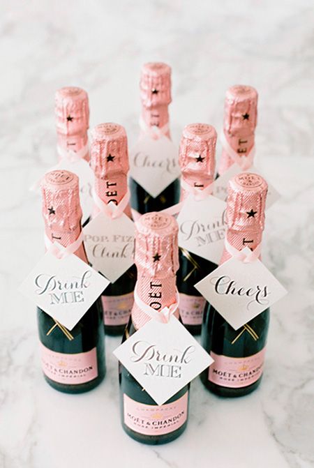 Mini-botellas de champagne para las invitadas de despedida de soltera
