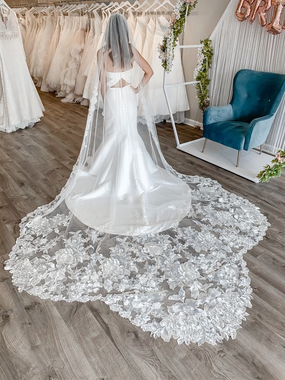 Vestido de novia con Velo en boutique