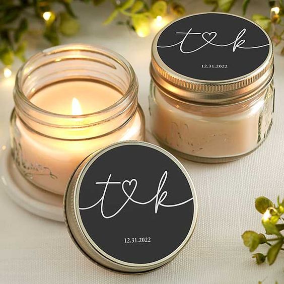 Velas personalizadas con las iniciales de los novios