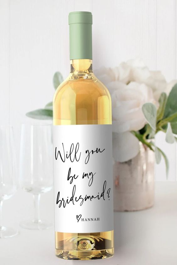botella de vino con etiqueta quieres ser mi dama de honor