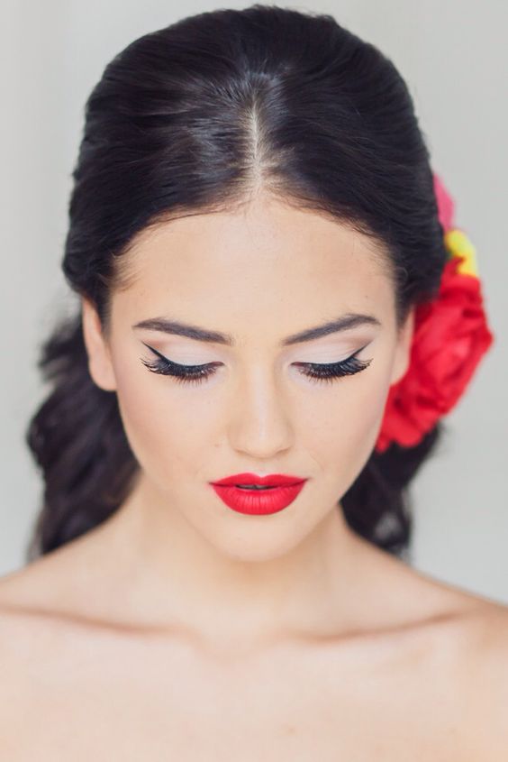Novia mexicana con flores en el cabello