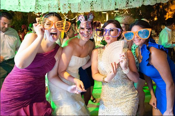 Invitados bailando en la boda