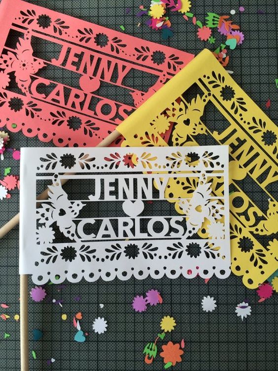 Banderitas de papel picado con los nombres de los novios