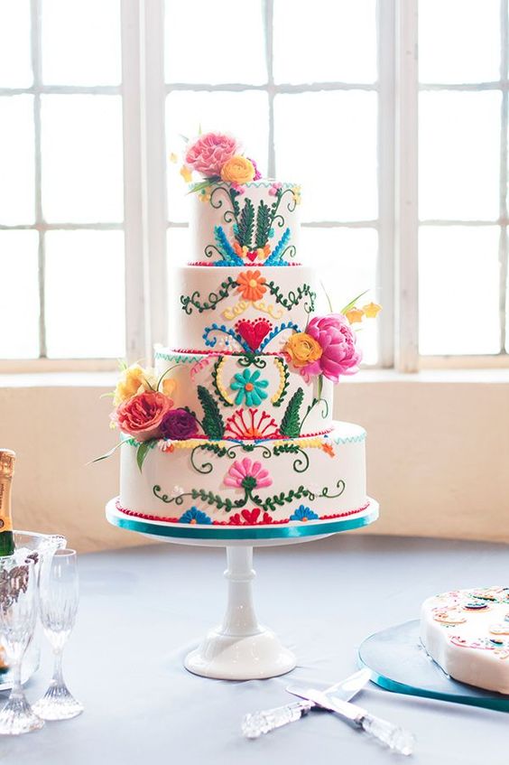 Pastel boda con bordado estilo mexicano
